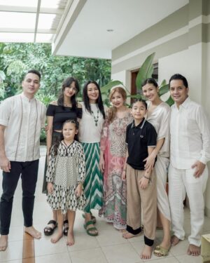 Dewi Lestari Instagram - Selama 15 tahun terakhir, nyaris tidak pernah absen berkumpul setiap pagi Idul Fitri di rumah Oma Celine di Bandung. Acaranya sederhana saja, yakni sarapan bersama. As time goes by, with some of our family members missing, I cherish this simple moment more and more. Our 100 yro Oma Celine was looking particularly fresh and happy that morning. Surrounded by the familiar faces that graced her house every year on Ied day. 

Yang membedakan pada tahun ini adalah rame-rame jadi musafir Whoosh ke Bandung 😄👍

📷 @tail_wagging