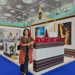 Dewi Lestari Instagram – Di panggung Doha International Book Fair sore itu, saya menyaksikan semangat dan antusiasme para diaspora, juga gelitik rasa ingin tahu dari tuan rumah akan dunia perbukuan di Indonesia. Sebagai salah satu festival buku ter-“senior” di jazirah Arab, DIBF memiliki prestise dan kredibilitas yang sangat baik. Semoga Indonesia semakin punya tempat dan jendela yang lebih luas dari tahun ke tahun untuk memperlihatkan kekayaan budaya dan kreativitasnya di ajang DIBF. Sebuah kehormatan bisa menjadi pembicara Asia Tenggara pertama di panggung DIBF 2024 ❤️

Terima kasih KBRI Qatar @indonesiaindoha, khususnya Pak Dubes Ridwan dan Bu Lita yang telah hadir, Pak Ali Murtado, Kemendikbud, dan tim DIBF yang memungkinkan sesi “The Contemporary Landscape of Indonesian Literature” ini terwujud. Terima kasih @chelsyrawinkaurgill yang telah memoderatori acara dengan lancar. Tak lupa, semua hadirin yang telah meramaikan sesi maupun stan Indonesia di DIBF. Semoga satu hari nanti saya bisa berkunjung ke Doha dan menjadi bagian lagi dari DIBF ☺️👋

Batik by @iwantirta_batik 

#DohaInternationalBookFair #DIBF2024 #Qatar #Doha #EventDee