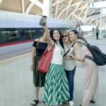 Dewi Lestari Instagram – Selama 15 tahun terakhir, nyaris tidak pernah absen berkumpul setiap pagi Idul Fitri di rumah Oma Celine di Bandung. Acaranya sederhana saja, yakni sarapan bersama. As time goes by, with some of our family members missing, I cherish this simple moment more and more. Our 100 yro Oma Celine was looking particularly fresh and happy that morning. Surrounded by the familiar faces that graced her house every year on Ied day. 

Yang membedakan pada tahun ini adalah rame-rame jadi musafir Whoosh ke Bandung 😄👍

📷 @tail_wagging