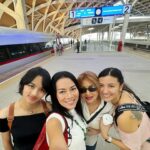Dewi Lestari Instagram – Selama 15 tahun terakhir, nyaris tidak pernah absen berkumpul setiap pagi Idul Fitri di rumah Oma Celine di Bandung. Acaranya sederhana saja, yakni sarapan bersama. As time goes by, with some of our family members missing, I cherish this simple moment more and more. Our 100 yro Oma Celine was looking particularly fresh and happy that morning. Surrounded by the familiar faces that graced her house every year on Ied day. 

Yang membedakan pada tahun ini adalah rame-rame jadi musafir Whoosh ke Bandung 😄👍

📷 @tail_wagging