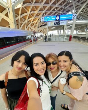 Dewi Lestari Instagram - Selama 15 tahun terakhir, nyaris tidak pernah absen berkumpul setiap pagi Idul Fitri di rumah Oma Celine di Bandung. Acaranya sederhana saja, yakni sarapan bersama. As time goes by, with some of our family members missing, I cherish this simple moment more and more. Our 100 yro Oma Celine was looking particularly fresh and happy that morning. Surrounded by the familiar faces that graced her house every year on Ied day. 

Yang membedakan pada tahun ini adalah rame-rame jadi musafir Whoosh ke Bandung 😄👍

📷 @tail_wagging