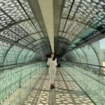 Dewi Lestari Instagram - In Muscat, you’ll experience that sweet spot where modernity and tradition were beautifully combined. Bangunan tidak ada yang melebihi menara masjid, cat eksterior hanya diperkenankan warna putih dan pastel, jalanan mulus dan lebar, mall megah dan luas, tetapi tradisi tetap terasa dari arsitektur, gaya busana, dan keseharian penduduknya. Omanis are known to be the friendliest people in the Middle East. Di sini pun sangat aman bagi turis. It’s relatively a tiny country in terms of size, but it has the third strongest currency in the world, stronger than USD or Euro (rupiah terasa sekali nyungsep di sini 😄). Kagum dan nyaman. That’s how Oman made me feel ❤️ #Oman #Muscat