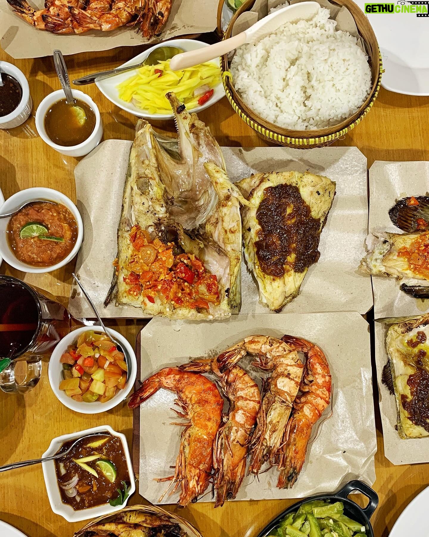 Dewi Lestari Instagram - I love food. I love symmetry. I love Flat Lay because I love food and symmetry. Jangan lupa follow @tangselian buat panduan makan di Tangsel dan sekitarnya, and for more food symmetry π #Tangselian #Gembulnian #TangselPride