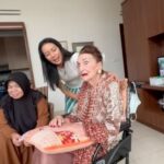 Dewi Lestari Instagram – Selama 15 tahun terakhir, nyaris tidak pernah absen berkumpul setiap pagi Idul Fitri di rumah Oma Celine di Bandung. Acaranya sederhana saja, yakni sarapan bersama. As time goes by, with some of our family members missing, I cherish this simple moment more and more. Our 100 yro Oma Celine was looking particularly fresh and happy that morning. Surrounded by the familiar faces that graced her house every year on Ied day. 

Yang membedakan pada tahun ini adalah rame-rame jadi musafir Whoosh ke Bandung 😄👍

📷 @tail_wagging