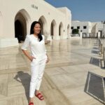 Dewi Lestari Instagram - In Muscat, you’ll experience that sweet spot where modernity and tradition were beautifully combined. Bangunan tidak ada yang melebihi menara masjid, cat eksterior hanya diperkenankan warna putih dan pastel, jalanan mulus dan lebar, mall megah dan luas, tetapi tradisi tetap terasa dari arsitektur, gaya busana, dan keseharian penduduknya. Omanis are known to be the friendliest people in the Middle East. Di sini pun sangat aman bagi turis. It’s relatively a tiny country in terms of size, but it has the third strongest currency in the world, stronger than USD or Euro (rupiah terasa sekali nyungsep di sini 😄). Kagum dan nyaman. That’s how Oman made me feel ❤️ #Oman #Muscat