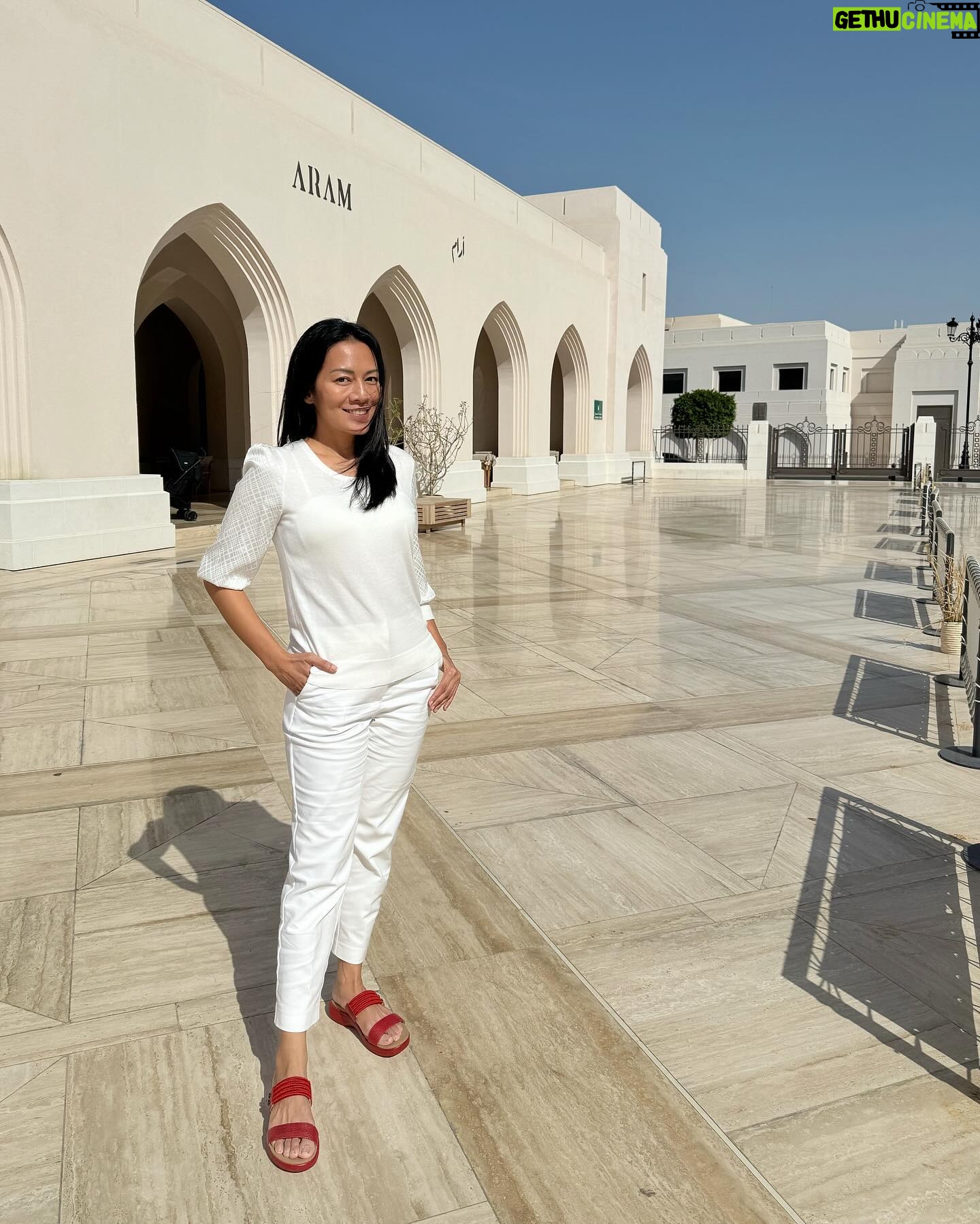 Dewi Lestari Instagram - In Muscat, you’ll experience that sweet spot where modernity and tradition were beautifully combined. Bangunan tidak ada yang melebihi menara masjid, cat eksterior hanya diperkenankan warna putih dan pastel, jalanan mulus dan lebar, mall megah dan luas, tetapi tradisi tetap terasa dari arsitektur, gaya busana, dan keseharian penduduknya. Omanis are known to be the friendliest people in the Middle East. Di sini pun sangat aman bagi turis. It’s relatively a tiny country in terms of size, but it has the third strongest currency in the world, stronger than USD or Euro (rupiah terasa sekali nyungsep di sini 😄). Kagum dan nyaman. That’s how Oman made me feel ❤️ #Oman #Muscat