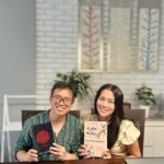 Dewi Lestari Instagram – Ketika “Akar” dan “Kita dan Mereka” bertemu, kolaborasi apa yang kira-kira akan terjadi? 

Agustinus Wibowo and I crossed path during London Book Fair back in 2019. Instantly, I knew we would become good friends. Sebagai sesama penulis, meski dari genre berbeda, saya mengagumi dedikasi dan kesungguhan Agus dalam riset dan berkarya.

Sebuah perjumpaan seru sekaligus rapat kerja yang produktif bersama Agus plus tim Wesgo—Hassan dan Lia. Nantikan tanggal mainnya! 😘