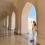 Dewi Lestari Instagram - In Muscat, you’ll experience that sweet spot where modernity and tradition were beautifully combined. Bangunan tidak ada yang melebihi menara masjid, cat eksterior hanya diperkenankan warna putih dan pastel, jalanan mulus dan lebar, mall megah dan luas, tetapi tradisi tetap terasa dari arsitektur, gaya busana, dan keseharian penduduknya. Omanis are known to be the friendliest people in the Middle East. Di sini pun sangat aman bagi turis. It’s relatively a tiny country in terms of size, but it has the third strongest currency in the world, stronger than USD or Euro (rupiah terasa sekali nyungsep di sini 😄). Kagum dan nyaman. That’s how Oman made me feel ❤️ #Oman #Muscat