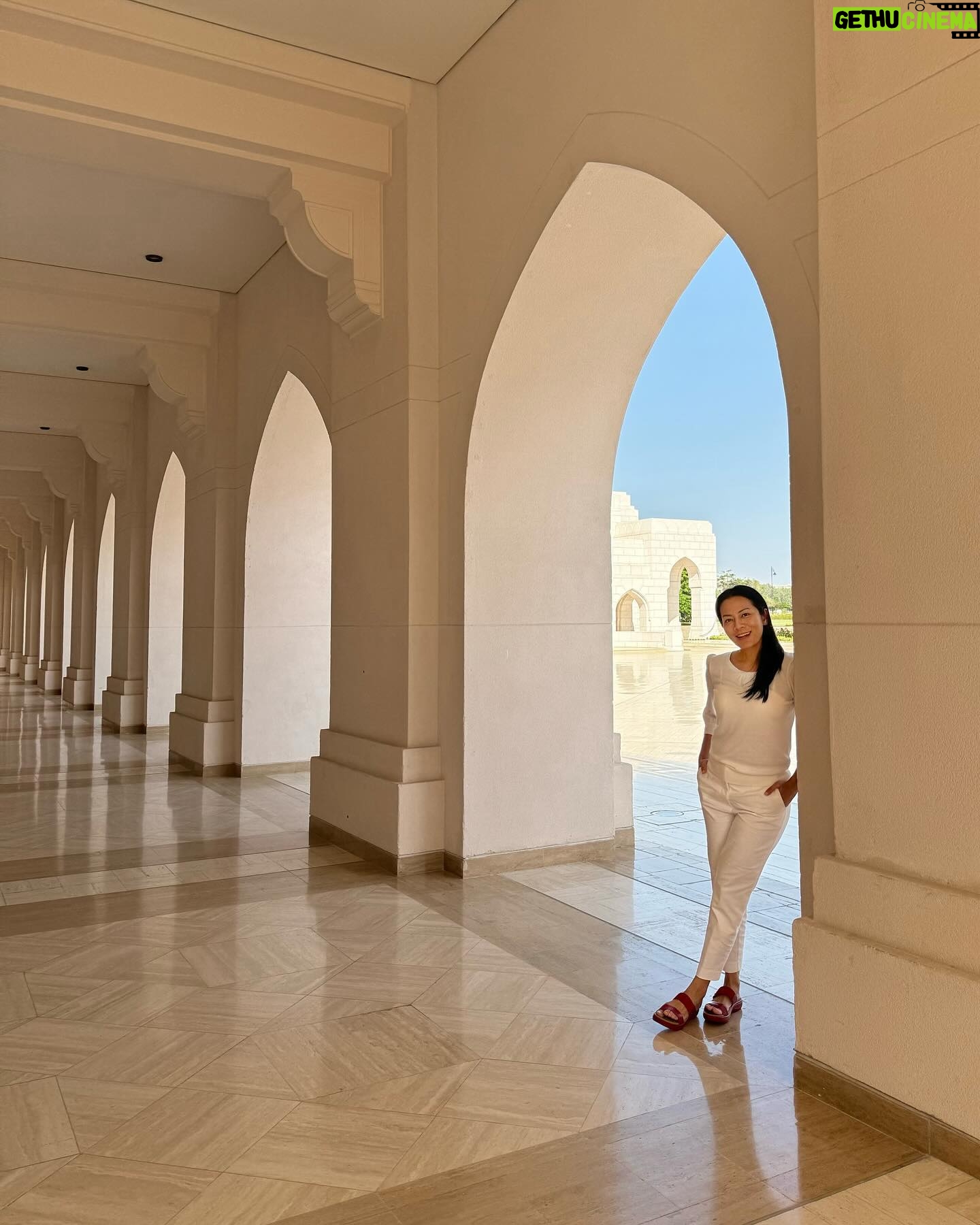 Dewi Lestari Instagram - In Muscat, you’ll experience that sweet spot where modernity and tradition were beautifully combined. Bangunan tidak ada yang melebihi menara masjid, cat eksterior hanya diperkenankan warna putih dan pastel, jalanan mulus dan lebar, mall megah dan luas, tetapi tradisi tetap terasa dari arsitektur, gaya busana, dan keseharian penduduknya. Omanis are known to be the friendliest people in the Middle East. Di sini pun sangat aman bagi turis. It’s relatively a tiny country in terms of size, but it has the third strongest currency in the world, stronger than USD or Euro (rupiah terasa sekali nyungsep di sini 😄). Kagum dan nyaman. That’s how Oman made me feel ❤️ #Oman #Muscat