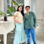 Dewi Lestari Instagram – Ketika “Akar” dan “Kita dan Mereka” bertemu, kolaborasi apa yang kira-kira akan terjadi? 

Agustinus Wibowo and I crossed path during London Book Fair back in 2019. Instantly, I knew we would become good friends. Sebagai sesama penulis, meski dari genre berbeda, saya mengagumi dedikasi dan kesungguhan Agus dalam riset dan berkarya.

Sebuah perjumpaan seru sekaligus rapat kerja yang produktif bersama Agus plus tim Wesgo—Hassan dan Lia. Nantikan tanggal mainnya! 😘