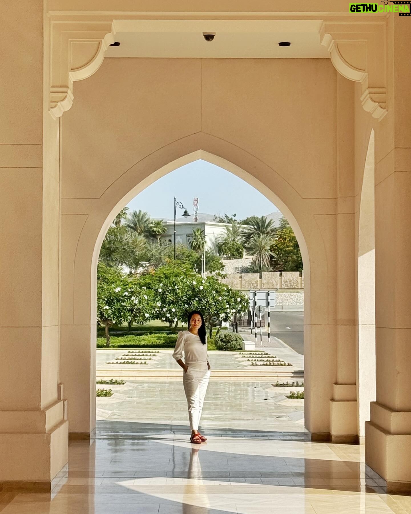 Dewi Lestari Instagram - In Muscat, you’ll experience that sweet spot where modernity and tradition were beautifully combined. Bangunan tidak ada yang melebihi menara masjid, cat eksterior hanya diperkenankan warna putih dan pastel, jalanan mulus dan lebar, mall megah dan luas, tetapi tradisi tetap terasa dari arsitektur, gaya busana, dan keseharian penduduknya. Omanis are known to be the friendliest people in the Middle East. Di sini pun sangat aman bagi turis. It’s relatively a tiny country in terms of size, but it has the third strongest currency in the world, stronger than USD or Euro (rupiah terasa sekali nyungsep di sini 😄). Kagum dan nyaman. That’s how Oman made me feel ❤️ #Oman #Muscat