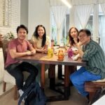 Dewi Lestari Instagram – Ketika “Akar” dan “Kita dan Mereka” bertemu, kolaborasi apa yang kira-kira akan terjadi? 

Agustinus Wibowo and I crossed path during London Book Fair back in 2019. Instantly, I knew we would become good friends. Sebagai sesama penulis, meski dari genre berbeda, saya mengagumi dedikasi dan kesungguhan Agus dalam riset dan berkarya.

Sebuah perjumpaan seru sekaligus rapat kerja yang produktif bersama Agus plus tim Wesgo—Hassan dan Lia. Nantikan tanggal mainnya! 😘