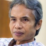 Dewi Lestari Instagram – Pencarian Satu Foto
Kabar duka itu membekukan saya. Joko Pinurbo telah berpulang untuk selamanya.
Seharian itu saya mengais-ngais kenangan bersama beliau. Membuka pesan WA-nya, DM-nya, lalu menelisik data foto dari tahun ke tahun, mencoba mencari satu gambar—yang saya ingat sebagai satu-satunya foto kami bersama. Sudah empat hari berlalu, foto itu tak kunjung ketemu. Saya mulai meragukan ingatan saya. Jangan-jangan, foto bersama dengan Joko Pinurbo hanyalah produk imajinasi saya belaka. Yang saya temukan cuma pertukaran pesan, yang meski tak terlalu sering, selalu berkesan.
Jika Sapardi memikat saya dengan metafora indahnya, Joko Pinurbo memukau saya dengan kecerkasan, humor, dan efisiensi bahasanya. Saat berjumpa langsung, beliau cenderung pendiam, pandai menghilang dengan gesit di kerumunan. Sementara, interaksi tertulisnya terasa hangat, bahkan antusias. Namun, pesan terakhir saya pada bulan November tidak berbalas. Tampaknya beliau sedang sakit berat saat itu.
Rasa-rasanya ada urusan “tak selesai” antara saya dengan Mas Jokpin, salah satunya niat saya untuk ikut kelas puisi beliau. Plus, punya foto kenangan bersamanya. Satu saja. Apa daya, batas hidup jualah yang memutus urusan itu. Saya harus puas dengan apa yang ada. Potongan pesannya. Kiriman kliping darinya. Fotonya bersama buku alumni Kaizen Writing.
Semua itu kecil dibandingkan harta budaya yang ditinggalkan Joko Pinurbo bagi kita semua. Kepiawaiannya berpuisi dan bergelut dengan bahasa. Karya demi karya yang cerkas, cerdas, dan lugas. Terima kasih atas jejakmu yang luar biasa, Mas. Semoga lapang jalanmu.
#JokoPinurbo #Jokpin