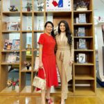 Dewi Lestari Instagram – Merayakan World Book Day 2024 bersama @bank_indonesia Jakarta. Berlangsung 3 hari pameran yang keren banget, diisi mulai dari booth penerbit, stationery, handicraft, sampai makanan. Panggung juga dimeriahkan oleh berbagai talkshow, termasuk bincang-bincang seru saya dengan Fani @farhannisasm dengan penonton luring maupun daring yang sama-sama antusiasnya. Ditutup dengan nyanyi lagu-lagu ciptaan sendiri. Ihiy! 😘

Sempat juga berkeliling ke booth di pameran. Ada buku tertua di dunia lho, yang ternyata berupa buku atlas! 😱 Ada di museum Bank Indonesia lho 👍

Terima kasih atas kesempatannya berbagi, tim perpus Bank Indonesia Jakarta. Semoga perayaan World Book Day berikutnya lebih meriah lagi 🥳

#WorldBookDay #BankIndonesia #EventDee