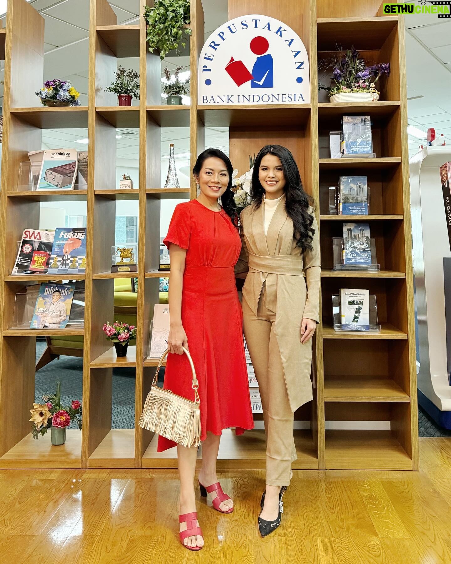 Dewi Lestari Instagram - Merayakan World Book Day 2024 bersama @bank_indonesia Jakarta. Berlangsung 3 hari pameran yang keren banget, diisi mulai dari booth penerbit, stationery, handicraft, sampai makanan. Panggung juga dimeriahkan oleh berbagai talkshow, termasuk bincang-bincang seru saya dengan Fani @farhannisasm dengan penonton luring maupun daring yang sama-sama antusiasnya. Ditutup dengan nyanyi lagu-lagu ciptaan sendiri. Ihiy! π Sempat juga berkeliling ke booth di pameran. Ada buku tertua di dunia lho, yang ternyata berupa buku atlas! π± Ada di museum Bank Indonesia lho π Terima kasih atas kesempatannya berbagi, tim perpus Bank Indonesia Jakarta. Semoga perayaan World Book Day berikutnya lebih meriah lagi π₯³ #WorldBookDay #BankIndonesia #EventDee