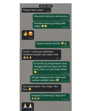 Dewi Lestari Instagram - Pencarian Satu Foto

Kabar duka itu membekukan saya. Joko Pinurbo telah berpulang untuk selamanya. 

Seharian itu saya mengais-ngais kenangan bersama beliau. Membuka pesan WA-nya, DM-nya, lalu menelisik data foto dari tahun ke tahun, mencoba mencari satu gambar—yang saya ingat sebagai satu-satunya foto kami bersama. Sudah empat hari berlalu, foto itu tak kunjung ketemu. Saya mulai meragukan ingatan saya. Jangan-jangan, foto bersama dengan Joko Pinurbo hanyalah produk imajinasi saya belaka. Yang saya temukan cuma pertukaran pesan, yang meski tak terlalu sering, selalu berkesan. 

Jika Sapardi memikat saya dengan metafora indahnya, Joko Pinurbo memukau saya dengan kecerkasan, humor, dan efisiensi bahasanya. Saat berjumpa langsung, beliau cenderung pendiam, pandai menghilang dengan gesit di kerumunan. Sementara, interaksi tertulisnya terasa hangat, bahkan antusias. Namun, pesan terakhir saya pada bulan November tidak berbalas. Tampaknya beliau sedang sakit berat saat itu. 

Rasa-rasanya ada urusan “tak selesai” antara saya dengan Mas Jokpin, salah satunya niat saya untuk ikut kelas puisi beliau. Plus, punya foto kenangan bersamanya. Satu saja. Apa daya, batas hidup jualah yang memutus urusan itu. Saya harus puas dengan apa yang ada. Potongan pesannya. Kiriman kliping darinya. Fotonya bersama buku alumni Kaizen Writing. 

Semua itu kecil dibandingkan harta budaya yang ditinggalkan Joko Pinurbo bagi kita semua. Kepiawaiannya berpuisi dan bergelut dengan bahasa. Karya demi karya yang cerkas, cerdas, dan lugas. Terima kasih atas jejakmu yang luar biasa, Mas. Semoga lapang jalanmu.

#JokoPinurbo #Jokpin