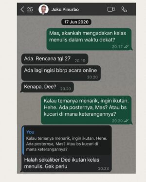 Dewi Lestari Instagram - Pencarian Satu Foto

Kabar duka itu membekukan saya. Joko Pinurbo telah berpulang untuk selamanya. 

Seharian itu saya mengais-ngais kenangan bersama beliau. Membuka pesan WA-nya, DM-nya, lalu menelisik data foto dari tahun ke tahun, mencoba mencari satu gambar—yang saya ingat sebagai satu-satunya foto kami bersama. Sudah empat hari berlalu, foto itu tak kunjung ketemu. Saya mulai meragukan ingatan saya. Jangan-jangan, foto bersama dengan Joko Pinurbo hanyalah produk imajinasi saya belaka. Yang saya temukan cuma pertukaran pesan, yang meski tak terlalu sering, selalu berkesan. 

Jika Sapardi memikat saya dengan metafora indahnya, Joko Pinurbo memukau saya dengan kecerkasan, humor, dan efisiensi bahasanya. Saat berjumpa langsung, beliau cenderung pendiam, pandai menghilang dengan gesit di kerumunan. Sementara, interaksi tertulisnya terasa hangat, bahkan antusias. Namun, pesan terakhir saya pada bulan November tidak berbalas. Tampaknya beliau sedang sakit berat saat itu. 

Rasa-rasanya ada urusan “tak selesai” antara saya dengan Mas Jokpin, salah satunya niat saya untuk ikut kelas puisi beliau. Plus, punya foto kenangan bersamanya. Satu saja. Apa daya, batas hidup jualah yang memutus urusan itu. Saya harus puas dengan apa yang ada. Potongan pesannya. Kiriman kliping darinya. Fotonya bersama buku alumni Kaizen Writing. 

Semua itu kecil dibandingkan harta budaya yang ditinggalkan Joko Pinurbo bagi kita semua. Kepiawaiannya berpuisi dan bergelut dengan bahasa. Karya demi karya yang cerkas, cerdas, dan lugas. Terima kasih atas jejakmu yang luar biasa, Mas. Semoga lapang jalanmu.

#JokoPinurbo #Jokpin