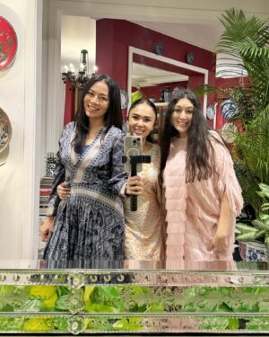 Dewi Lestari Instagram - Jejak-jejak kegembiraan dari acara Buka Bersama Biduan. Banyak wajah yang tak asing, yang sudah lama kenal, sekaligus yang baru kenalan. Namun, inilah kali pertama saya berinteraksi dengan grup Biduan yang ternyata serrruuu… bingitz! Makasih @frydalucyana yang sudah ngajakin. Senang sekali akhirnya bisa menyambangi rumah asri bermandikan tanaman ini. Sebetulnya masih ingin mengobrol lebih lama sambil melihat-lihat koleksi anak-anak ijomu, Mbak @yunishara36, tapi sepertinya memang harus berkunjung ulang di kesempatan yang lebih santai ☺️

Semoga silaturahmi para biduan & biduanita ini bisa langgeng dan tambah guyub. See you all again next time! 👋❤️
