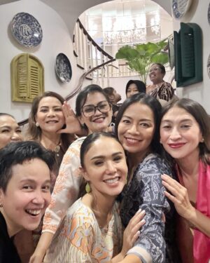 Dewi Lestari Instagram - Jejak-jejak kegembiraan dari acara Buka Bersama Biduan. Banyak wajah yang tak asing, yang sudah lama kenal, sekaligus yang baru kenalan. Namun, inilah kali pertama saya berinteraksi dengan grup Biduan yang ternyata serrruuu… bingitz! Makasih @frydalucyana yang sudah ngajakin. Senang sekali akhirnya bisa menyambangi rumah asri bermandikan tanaman ini. Sebetulnya masih ingin mengobrol lebih lama sambil melihat-lihat koleksi anak-anak ijomu, Mbak @yunishara36, tapi sepertinya memang harus berkunjung ulang di kesempatan yang lebih santai ☺️

Semoga silaturahmi para biduan & biduanita ini bisa langgeng dan tambah guyub. See you all again next time! 👋❤️