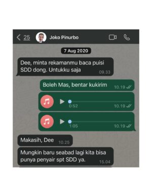 Dewi Lestari Instagram - Pencarian Satu Foto

Kabar duka itu membekukan saya. Joko Pinurbo telah berpulang untuk selamanya. 

Seharian itu saya mengais-ngais kenangan bersama beliau. Membuka pesan WA-nya, DM-nya, lalu menelisik data foto dari tahun ke tahun, mencoba mencari satu gambar—yang saya ingat sebagai satu-satunya foto kami bersama. Sudah empat hari berlalu, foto itu tak kunjung ketemu. Saya mulai meragukan ingatan saya. Jangan-jangan, foto bersama dengan Joko Pinurbo hanyalah produk imajinasi saya belaka. Yang saya temukan cuma pertukaran pesan, yang meski tak terlalu sering, selalu berkesan. 

Jika Sapardi memikat saya dengan metafora indahnya, Joko Pinurbo memukau saya dengan kecerkasan, humor, dan efisiensi bahasanya. Saat berjumpa langsung, beliau cenderung pendiam, pandai menghilang dengan gesit di kerumunan. Sementara, interaksi tertulisnya terasa hangat, bahkan antusias. Namun, pesan terakhir saya pada bulan November tidak berbalas. Tampaknya beliau sedang sakit berat saat itu. 

Rasa-rasanya ada urusan “tak selesai” antara saya dengan Mas Jokpin, salah satunya niat saya untuk ikut kelas puisi beliau. Plus, punya foto kenangan bersamanya. Satu saja. Apa daya, batas hidup jualah yang memutus urusan itu. Saya harus puas dengan apa yang ada. Potongan pesannya. Kiriman kliping darinya. Fotonya bersama buku alumni Kaizen Writing. 

Semua itu kecil dibandingkan harta budaya yang ditinggalkan Joko Pinurbo bagi kita semua. Kepiawaiannya berpuisi dan bergelut dengan bahasa. Karya demi karya yang cerkas, cerdas, dan lugas. Terima kasih atas jejakmu yang luar biasa, Mas. Semoga lapang jalanmu.

#JokoPinurbo #Jokpin