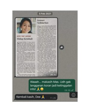 Dewi Lestari Instagram - Pencarian Satu Foto

Kabar duka itu membekukan saya. Joko Pinurbo telah berpulang untuk selamanya. 

Seharian itu saya mengais-ngais kenangan bersama beliau. Membuka pesan WA-nya, DM-nya, lalu menelisik data foto dari tahun ke tahun, mencoba mencari satu gambar—yang saya ingat sebagai satu-satunya foto kami bersama. Sudah empat hari berlalu, foto itu tak kunjung ketemu. Saya mulai meragukan ingatan saya. Jangan-jangan, foto bersama dengan Joko Pinurbo hanyalah produk imajinasi saya belaka. Yang saya temukan cuma pertukaran pesan, yang meski tak terlalu sering, selalu berkesan. 

Jika Sapardi memikat saya dengan metafora indahnya, Joko Pinurbo memukau saya dengan kecerkasan, humor, dan efisiensi bahasanya. Saat berjumpa langsung, beliau cenderung pendiam, pandai menghilang dengan gesit di kerumunan. Sementara, interaksi tertulisnya terasa hangat, bahkan antusias. Namun, pesan terakhir saya pada bulan November tidak berbalas. Tampaknya beliau sedang sakit berat saat itu. 

Rasa-rasanya ada urusan “tak selesai” antara saya dengan Mas Jokpin, salah satunya niat saya untuk ikut kelas puisi beliau. Plus, punya foto kenangan bersamanya. Satu saja. Apa daya, batas hidup jualah yang memutus urusan itu. Saya harus puas dengan apa yang ada. Potongan pesannya. Kiriman kliping darinya. Fotonya bersama buku alumni Kaizen Writing. 

Semua itu kecil dibandingkan harta budaya yang ditinggalkan Joko Pinurbo bagi kita semua. Kepiawaiannya berpuisi dan bergelut dengan bahasa. Karya demi karya yang cerkas, cerdas, dan lugas. Terima kasih atas jejakmu yang luar biasa, Mas. Semoga lapang jalanmu.

#JokoPinurbo #Jokpin
