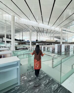 Dewi Lestari Instagram - “Iqra”. Bacalah. Tulisan itu terpatri besar di pintu Heritage Library, bagian dari Qatar National Library (QNL) yang sempat saya kunjungi saat di Doha. 

If visiting QNL should be the sole reason to fly 8 hours from Jakarta, I would still go in a heart beat. This library is so majestic in many ways. The breath-taking architecture, the awesome technology, the rich collection, and the inviting open space, I was just lost for words. 

Bisa dengan mudahnya saya bayangkan tinggal seminggu di Doha (bahkan lebih), hanya untuk bolak-balik nongkrong dan kerja di perpustakaan yang fasilitasnya serba canggih dan serba gratis ini. 

Thank you @indonesiaindoha, Kelly and Huseyin for providing me such insightful trips around the library. This is totally one of my biggest highlights in Doha. Cita-citaku nambah satu: buka laptop di sini bersama kedua anakku, lalu kerja bersama 🥺❤️

Eh… nambah satu lagi deng: sharing dan talkshow di auditoriumnya QNL. YUK, BISA, YUK! 🔥

#QatarNationalLibrary #Doha #Qatar
