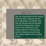 Dewi Lestari Instagram – Pencarian Satu Foto
Kabar duka itu membekukan saya. Joko Pinurbo telah berpulang untuk selamanya.
Seharian itu saya mengais-ngais kenangan bersama beliau. Membuka pesan WA-nya, DM-nya, lalu menelisik data foto dari tahun ke tahun, mencoba mencari satu gambar—yang saya ingat sebagai satu-satunya foto kami bersama. Sudah empat hari berlalu, foto itu tak kunjung ketemu. Saya mulai meragukan ingatan saya. Jangan-jangan, foto bersama dengan Joko Pinurbo hanyalah produk imajinasi saya belaka. Yang saya temukan cuma pertukaran pesan, yang meski tak terlalu sering, selalu berkesan.
Jika Sapardi memikat saya dengan metafora indahnya, Joko Pinurbo memukau saya dengan kecerkasan, humor, dan efisiensi bahasanya. Saat berjumpa langsung, beliau cenderung pendiam, pandai menghilang dengan gesit di kerumunan. Sementara, interaksi tertulisnya terasa hangat, bahkan antusias. Namun, pesan terakhir saya pada bulan November tidak berbalas. Tampaknya beliau sedang sakit berat saat itu.
Rasa-rasanya ada urusan “tak selesai” antara saya dengan Mas Jokpin, salah satunya niat saya untuk ikut kelas puisi beliau. Plus, punya foto kenangan bersamanya. Satu saja. Apa daya, batas hidup jualah yang memutus urusan itu. Saya harus puas dengan apa yang ada. Potongan pesannya. Kiriman kliping darinya. Fotonya bersama buku alumni Kaizen Writing.
Semua itu kecil dibandingkan harta budaya yang ditinggalkan Joko Pinurbo bagi kita semua. Kepiawaiannya berpuisi dan bergelut dengan bahasa. Karya demi karya yang cerkas, cerdas, dan lugas. Terima kasih atas jejakmu yang luar biasa, Mas. Semoga lapang jalanmu.
#JokoPinurbo #Jokpin