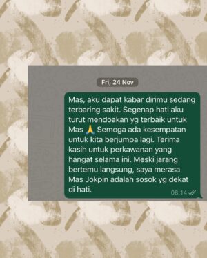 Dewi Lestari Instagram - Pencarian Satu Foto

Kabar duka itu membekukan saya. Joko Pinurbo telah berpulang untuk selamanya. 

Seharian itu saya mengais-ngais kenangan bersama beliau. Membuka pesan WA-nya, DM-nya, lalu menelisik data foto dari tahun ke tahun, mencoba mencari satu gambar—yang saya ingat sebagai satu-satunya foto kami bersama. Sudah empat hari berlalu, foto itu tak kunjung ketemu. Saya mulai meragukan ingatan saya. Jangan-jangan, foto bersama dengan Joko Pinurbo hanyalah produk imajinasi saya belaka. Yang saya temukan cuma pertukaran pesan, yang meski tak terlalu sering, selalu berkesan. 

Jika Sapardi memikat saya dengan metafora indahnya, Joko Pinurbo memukau saya dengan kecerkasan, humor, dan efisiensi bahasanya. Saat berjumpa langsung, beliau cenderung pendiam, pandai menghilang dengan gesit di kerumunan. Sementara, interaksi tertulisnya terasa hangat, bahkan antusias. Namun, pesan terakhir saya pada bulan November tidak berbalas. Tampaknya beliau sedang sakit berat saat itu. 

Rasa-rasanya ada urusan “tak selesai” antara saya dengan Mas Jokpin, salah satunya niat saya untuk ikut kelas puisi beliau. Plus, punya foto kenangan bersamanya. Satu saja. Apa daya, batas hidup jualah yang memutus urusan itu. Saya harus puas dengan apa yang ada. Potongan pesannya. Kiriman kliping darinya. Fotonya bersama buku alumni Kaizen Writing. 

Semua itu kecil dibandingkan harta budaya yang ditinggalkan Joko Pinurbo bagi kita semua. Kepiawaiannya berpuisi dan bergelut dengan bahasa. Karya demi karya yang cerkas, cerdas, dan lugas. Terima kasih atas jejakmu yang luar biasa, Mas. Semoga lapang jalanmu.

#JokoPinurbo #Jokpin