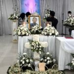 Dewi Lestari Instagram – Pencarian Satu Foto

Kabar duka itu membekukan saya. Joko Pinurbo telah berpulang untuk selamanya. 

Seharian itu saya mengais-ngais kenangan bersama beliau. Membuka pesan WA-nya, DM-nya, lalu menelisik data foto dari tahun ke tahun, mencoba mencari satu gambar—yang saya ingat sebagai satu-satunya foto kami bersama. Sudah empat hari berlalu, foto itu tak kunjung ketemu. Saya mulai meragukan ingatan saya. Jangan-jangan, foto bersama dengan Joko Pinurbo hanyalah produk imajinasi saya belaka. Yang saya temukan cuma pertukaran pesan, yang meski tak terlalu sering, selalu berkesan. 

Jika Sapardi memikat saya dengan metafora indahnya, Joko Pinurbo memukau saya dengan kecerkasan, humor, dan efisiensi bahasanya. Saat berjumpa langsung, beliau cenderung pendiam, pandai menghilang dengan gesit di kerumunan. Sementara, interaksi tertulisnya terasa hangat, bahkan antusias. Namun, pesan terakhir saya pada bulan November tidak berbalas. Tampaknya beliau sedang sakit berat saat itu. 

Rasa-rasanya ada urusan “tak selesai” antara saya dengan Mas Jokpin, salah satunya niat saya untuk ikut kelas puisi beliau. Plus, punya foto kenangan bersamanya. Satu saja. Apa daya, batas hidup jualah yang memutus urusan itu. Saya harus puas dengan apa yang ada. Potongan pesannya. Kiriman kliping darinya. Fotonya bersama buku alumni Kaizen Writing. 

Semua itu kecil dibandingkan harta budaya yang ditinggalkan Joko Pinurbo bagi kita semua. Kepiawaiannya berpuisi dan bergelut dengan bahasa. Karya demi karya yang cerkas, cerdas, dan lugas. Terima kasih atas jejakmu yang luar biasa, Mas. Semoga lapang jalanmu.

#JokoPinurbo #Jokpin