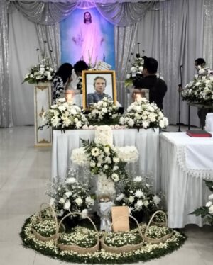Dewi Lestari Instagram - Pencarian Satu Foto

Kabar duka itu membekukan saya. Joko Pinurbo telah berpulang untuk selamanya. 

Seharian itu saya mengais-ngais kenangan bersama beliau. Membuka pesan WA-nya, DM-nya, lalu menelisik data foto dari tahun ke tahun, mencoba mencari satu gambar—yang saya ingat sebagai satu-satunya foto kami bersama. Sudah empat hari berlalu, foto itu tak kunjung ketemu. Saya mulai meragukan ingatan saya. Jangan-jangan, foto bersama dengan Joko Pinurbo hanyalah produk imajinasi saya belaka. Yang saya temukan cuma pertukaran pesan, yang meski tak terlalu sering, selalu berkesan. 

Jika Sapardi memikat saya dengan metafora indahnya, Joko Pinurbo memukau saya dengan kecerkasan, humor, dan efisiensi bahasanya. Saat berjumpa langsung, beliau cenderung pendiam, pandai menghilang dengan gesit di kerumunan. Sementara, interaksi tertulisnya terasa hangat, bahkan antusias. Namun, pesan terakhir saya pada bulan November tidak berbalas. Tampaknya beliau sedang sakit berat saat itu. 

Rasa-rasanya ada urusan “tak selesai” antara saya dengan Mas Jokpin, salah satunya niat saya untuk ikut kelas puisi beliau. Plus, punya foto kenangan bersamanya. Satu saja. Apa daya, batas hidup jualah yang memutus urusan itu. Saya harus puas dengan apa yang ada. Potongan pesannya. Kiriman kliping darinya. Fotonya bersama buku alumni Kaizen Writing. 

Semua itu kecil dibandingkan harta budaya yang ditinggalkan Joko Pinurbo bagi kita semua. Kepiawaiannya berpuisi dan bergelut dengan bahasa. Karya demi karya yang cerkas, cerdas, dan lugas. Terima kasih atas jejakmu yang luar biasa, Mas. Semoga lapang jalanmu.

#JokoPinurbo #Jokpin