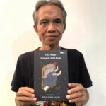 Dewi Lestari Instagram – Pencarian Satu Foto
Kabar duka itu membekukan saya. Joko Pinurbo telah berpulang untuk selamanya.
Seharian itu saya mengais-ngais kenangan bersama beliau. Membuka pesan WA-nya, DM-nya, lalu menelisik data foto dari tahun ke tahun, mencoba mencari satu gambar—yang saya ingat sebagai satu-satunya foto kami bersama. Sudah empat hari berlalu, foto itu tak kunjung ketemu. Saya mulai meragukan ingatan saya. Jangan-jangan, foto bersama dengan Joko Pinurbo hanyalah produk imajinasi saya belaka. Yang saya temukan cuma pertukaran pesan, yang meski tak terlalu sering, selalu berkesan.
Jika Sapardi memikat saya dengan metafora indahnya, Joko Pinurbo memukau saya dengan kecerkasan, humor, dan efisiensi bahasanya. Saat berjumpa langsung, beliau cenderung pendiam, pandai menghilang dengan gesit di kerumunan. Sementara, interaksi tertulisnya terasa hangat, bahkan antusias. Namun, pesan terakhir saya pada bulan November tidak berbalas. Tampaknya beliau sedang sakit berat saat itu.
Rasa-rasanya ada urusan “tak selesai” antara saya dengan Mas Jokpin, salah satunya niat saya untuk ikut kelas puisi beliau. Plus, punya foto kenangan bersamanya. Satu saja. Apa daya, batas hidup jualah yang memutus urusan itu. Saya harus puas dengan apa yang ada. Potongan pesannya. Kiriman kliping darinya. Fotonya bersama buku alumni Kaizen Writing.
Semua itu kecil dibandingkan harta budaya yang ditinggalkan Joko Pinurbo bagi kita semua. Kepiawaiannya berpuisi dan bergelut dengan bahasa. Karya demi karya yang cerkas, cerdas, dan lugas. Terima kasih atas jejakmu yang luar biasa, Mas. Semoga lapang jalanmu.
#JokoPinurbo #Jokpin