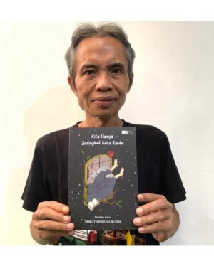 Dewi Lestari Instagram - Pencarian Satu Foto

Kabar duka itu membekukan saya. Joko Pinurbo telah berpulang untuk selamanya. 

Seharian itu saya mengais-ngais kenangan bersama beliau. Membuka pesan WA-nya, DM-nya, lalu menelisik data foto dari tahun ke tahun, mencoba mencari satu gambar—yang saya ingat sebagai satu-satunya foto kami bersama. Sudah empat hari berlalu, foto itu tak kunjung ketemu. Saya mulai meragukan ingatan saya. Jangan-jangan, foto bersama dengan Joko Pinurbo hanyalah produk imajinasi saya belaka. Yang saya temukan cuma pertukaran pesan, yang meski tak terlalu sering, selalu berkesan. 

Jika Sapardi memikat saya dengan metafora indahnya, Joko Pinurbo memukau saya dengan kecerkasan, humor, dan efisiensi bahasanya. Saat berjumpa langsung, beliau cenderung pendiam, pandai menghilang dengan gesit di kerumunan. Sementara, interaksi tertulisnya terasa hangat, bahkan antusias. Namun, pesan terakhir saya pada bulan November tidak berbalas. Tampaknya beliau sedang sakit berat saat itu. 

Rasa-rasanya ada urusan “tak selesai” antara saya dengan Mas Jokpin, salah satunya niat saya untuk ikut kelas puisi beliau. Plus, punya foto kenangan bersamanya. Satu saja. Apa daya, batas hidup jualah yang memutus urusan itu. Saya harus puas dengan apa yang ada. Potongan pesannya. Kiriman kliping darinya. Fotonya bersama buku alumni Kaizen Writing. 

Semua itu kecil dibandingkan harta budaya yang ditinggalkan Joko Pinurbo bagi kita semua. Kepiawaiannya berpuisi dan bergelut dengan bahasa. Karya demi karya yang cerkas, cerdas, dan lugas. Terima kasih atas jejakmu yang luar biasa, Mas. Semoga lapang jalanmu.

#JokoPinurbo #Jokpin