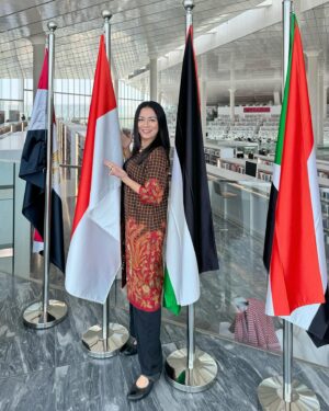 Dewi Lestari Instagram - “Iqra”. Bacalah. Tulisan itu terpatri besar di pintu Heritage Library, bagian dari Qatar National Library (QNL) yang sempat saya kunjungi saat di Doha. 

If visiting QNL should be the sole reason to fly 8 hours from Jakarta, I would still go in a heart beat. This library is so majestic in many ways. The breath-taking architecture, the awesome technology, the rich collection, and the inviting open space, I was just lost for words. 

Bisa dengan mudahnya saya bayangkan tinggal seminggu di Doha (bahkan lebih), hanya untuk bolak-balik nongkrong dan kerja di perpustakaan yang fasilitasnya serba canggih dan serba gratis ini. 

Thank you @indonesiaindoha, Kelly and Huseyin for providing me such insightful trips around the library. This is totally one of my biggest highlights in Doha. Cita-citaku nambah satu: buka laptop di sini bersama kedua anakku, lalu kerja bersama 🥺❤️

Eh… nambah satu lagi deng: sharing dan talkshow di auditoriumnya QNL. YUK, BISA, YUK! 🔥

#QatarNationalLibrary #Doha #Qatar