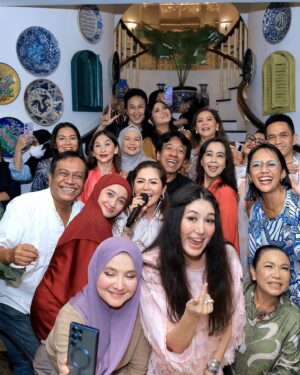 Dewi Lestari Instagram - Jejak-jejak kegembiraan dari acara Buka Bersama Biduan. Banyak wajah yang tak asing, yang sudah lama kenal, sekaligus yang baru kenalan. Namun, inilah kali pertama saya berinteraksi dengan grup Biduan yang ternyata serrruuu… bingitz! Makasih @frydalucyana yang sudah ngajakin. Senang sekali akhirnya bisa menyambangi rumah asri bermandikan tanaman ini. Sebetulnya masih ingin mengobrol lebih lama sambil melihat-lihat koleksi anak-anak ijomu, Mbak @yunishara36, tapi sepertinya memang harus berkunjung ulang di kesempatan yang lebih santai ☺️

Semoga silaturahmi para biduan & biduanita ini bisa langgeng dan tambah guyub. See you all again next time! 👋❤️