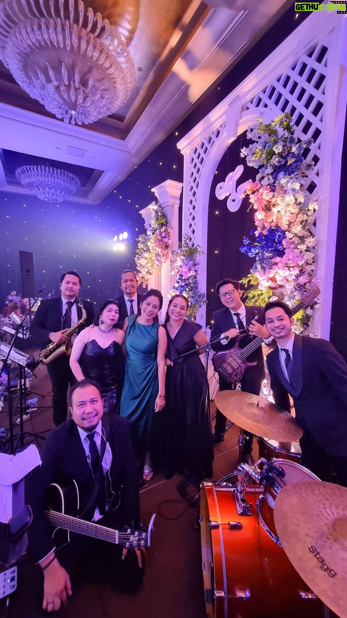 Dewi Lestari Instagram - Ketika kakak seperguruan menikahkan anak, satu perguruan langsung turun gunung berpartisipasi di semua lini. Ya nari, nyanyi, tim hore, pokoknya komplet! Selamat ya Kak Nita @joennita16 & family, esp the groom and bride, Martin & Indri. Acaranya indah dan lancar, iringan @luxevoirid juga mulus jaya π Senang bisa menjadi bagian dari perayaan yg penuh kebahagiaan ini. Doa terbaik untuk perjalanan cinta kalian β€οΈ PS. Thank you buat videonya, @earlydinda @panmohamadfaiz & my SD Suka Senam kondangan mates @daisy.kusuma @selly_fachir @galuhmutya π #MartinIndriWedding #SDSukaSenam