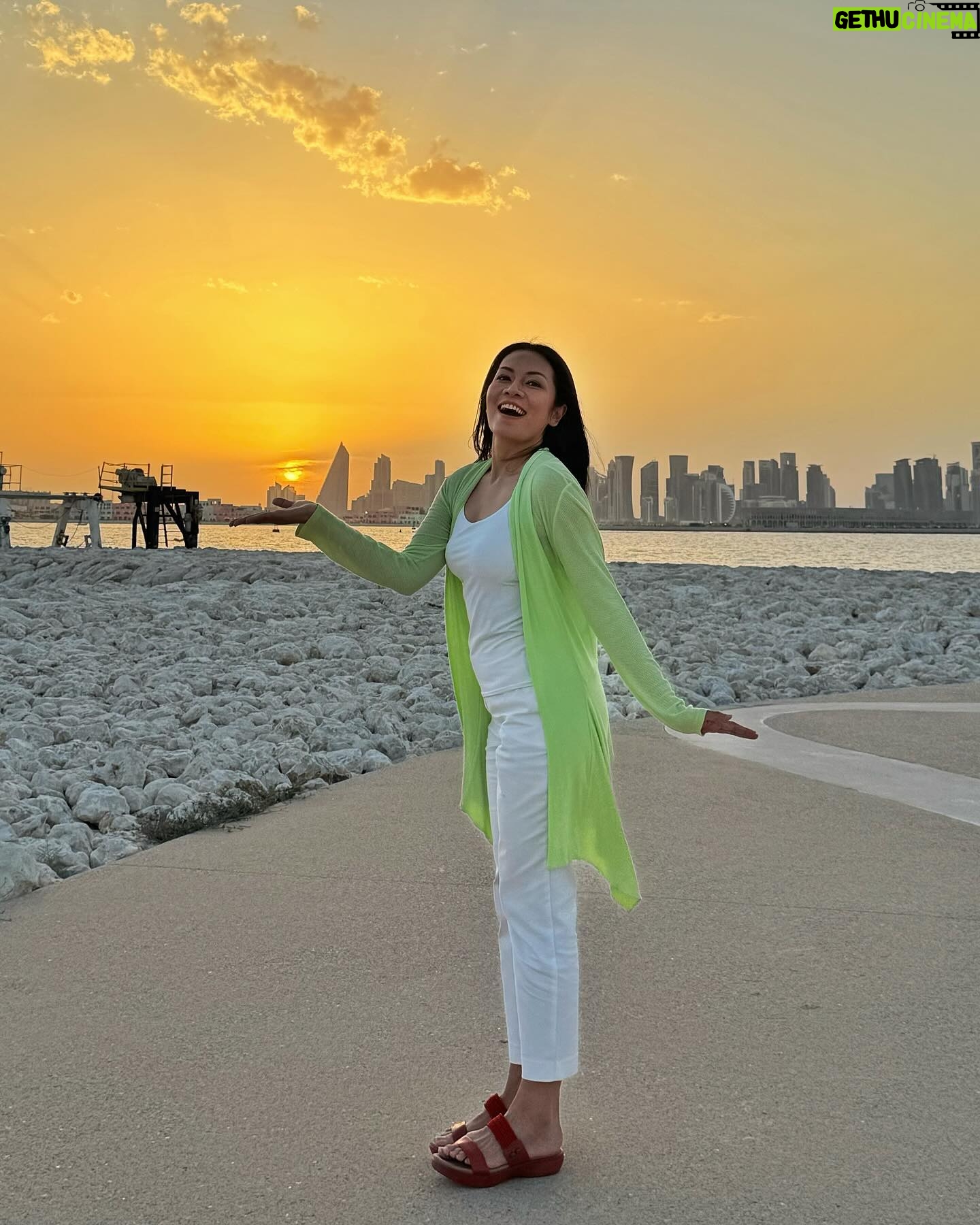 Dewi Lestari Instagram - Hari terakhir di Doha ditutup dengan sunset indah. Taburan awan mengisi langit jingga cerah. Kunjungan perdana ke Qatar, dan intuisi saya mengatakan ini tidak akan menjadi yang terakhir. I really enjoyed my stay, impressed with what I saw, and got much happiness from my experience and friendship that I gained along the way ❤️ See you again, Doha.