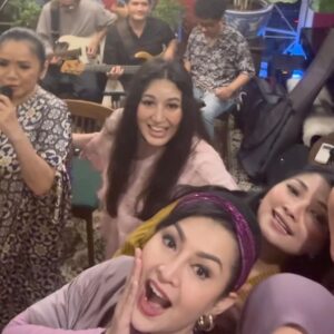 Dewi Lestari Instagram - Ini bukber paling goks, sih. Gimana nggak? Puluhan penyanyi berbagai genre dikumpulin, dikasih band se-ciamik @irvanbandjakarta yang bisa bawain segala lagu, sound system uenak dan pas, kelarrr! Jangan lewatkan satu slide pun ya ghaes, karena inilah konser rumahan ter-epic yawlaaa! 🔥

Terima kasih atas suguhan dan kehangatan all out dari sang tuan rumah, Mbak @yunishara36. Bahagia sekali bisa berkumpul dengan kawan-kawan biduan & biduanita. Nggak tahu kapan lagi bisa nyanyi bareng selepas dan sehepi ini ❤️

You are all amazing! 🔥