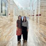 Dewi Lestari Instagram - “Iqra”. Bacalah. Tulisan itu terpatri besar di pintu Heritage Library, bagian dari Qatar National Library (QNL) yang sempat saya kunjungi saat di Doha. If visiting QNL should be the sole reason to fly 8 hours from Jakarta, I would still go in a heart beat. This library is so majestic in many ways. The breath-taking architecture, the awesome technology, the rich collection, and the inviting open space, I was just lost for words. Bisa dengan mudahnya saya bayangkan tinggal seminggu di Doha (bahkan lebih), hanya untuk bolak-balik nongkrong dan kerja di perpustakaan yang fasilitasnya serba canggih dan serba gratis ini. Thank you @indonesiaindoha, Kelly and Huseyin for providing me such insightful trips around the library. This is totally one of my biggest highlights in Doha. Cita-citaku nambah satu: buka laptop di sini bersama kedua anakku, lalu kerja bersama 🥺❤️ Eh… nambah satu lagi deng: sharing dan talkshow di auditoriumnya QNL. YUK, BISA, YUK! 🔥 #QatarNationalLibrary #Doha #Qatar