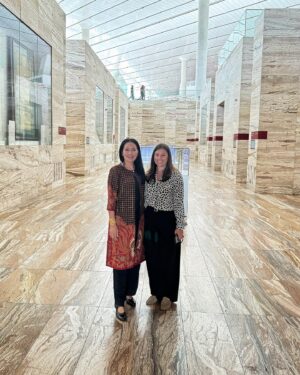 Dewi Lestari Instagram - “Iqra”. Bacalah. Tulisan itu terpatri besar di pintu Heritage Library, bagian dari Qatar National Library (QNL) yang sempat saya kunjungi saat di Doha. 

If visiting QNL should be the sole reason to fly 8 hours from Jakarta, I would still go in a heart beat. This library is so majestic in many ways. The breath-taking architecture, the awesome technology, the rich collection, and the inviting open space, I was just lost for words. 

Bisa dengan mudahnya saya bayangkan tinggal seminggu di Doha (bahkan lebih), hanya untuk bolak-balik nongkrong dan kerja di perpustakaan yang fasilitasnya serba canggih dan serba gratis ini. 

Thank you @indonesiaindoha, Kelly and Huseyin for providing me such insightful trips around the library. This is totally one of my biggest highlights in Doha. Cita-citaku nambah satu: buka laptop di sini bersama kedua anakku, lalu kerja bersama 🥺❤️

Eh… nambah satu lagi deng: sharing dan talkshow di auditoriumnya QNL. YUK, BISA, YUK! 🔥

#QatarNationalLibrary #Doha #Qatar