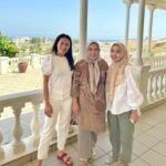 Dewi Lestari Instagram – Pergi sendirian ke Oman, trip perdana, nggak kenal siapa-siapa, nggak nyangka ternyata pas pulang malah dapat teman seabrek. Tersanjung dan hepi bisa disambut di Wisma KBRI Muscat oleh Dubes Pak Irzan dan Ibu Rina, beserta kawan-kawan diaspora. Sarapan bubur ayam, dilanjut jalan-jalan ke China Market. Seru! Makasih @saraswatisaumi yang sudah ngajakin plus menemani seharian 🙏❤️ 

My Oman trip is truly heartwarming, fun, and simply unforgettable!