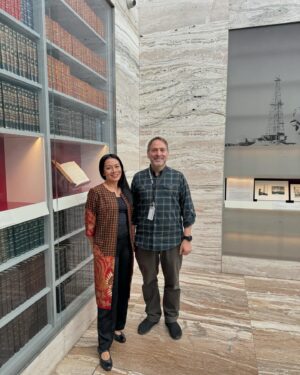 Dewi Lestari Instagram - “Iqra”. Bacalah. Tulisan itu terpatri besar di pintu Heritage Library, bagian dari Qatar National Library (QNL) yang sempat saya kunjungi saat di Doha. 

If visiting QNL should be the sole reason to fly 8 hours from Jakarta, I would still go in a heart beat. This library is so majestic in many ways. The breath-taking architecture, the awesome technology, the rich collection, and the inviting open space, I was just lost for words. 

Bisa dengan mudahnya saya bayangkan tinggal seminggu di Doha (bahkan lebih), hanya untuk bolak-balik nongkrong dan kerja di perpustakaan yang fasilitasnya serba canggih dan serba gratis ini. 

Thank you @indonesiaindoha, Kelly and Huseyin for providing me such insightful trips around the library. This is totally one of my biggest highlights in Doha. Cita-citaku nambah satu: buka laptop di sini bersama kedua anakku, lalu kerja bersama 🥺❤️

Eh… nambah satu lagi deng: sharing dan talkshow di auditoriumnya QNL. YUK, BISA, YUK! 🔥

#QatarNationalLibrary #Doha #Qatar