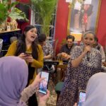 Dewi Lestari Instagram - Ini bukber paling goks, sih. Gimana nggak? Puluhan penyanyi berbagai genre dikumpulin, dikasih band se-ciamik @irvanbandjakarta yang bisa bawain segala lagu, sound system uenak dan pas, kelarrr! Jangan lewatkan satu slide pun ya ghaes, karena inilah konser rumahan ter-epic yawlaaa! 🔥 Terima kasih atas suguhan dan kehangatan all out dari sang tuan rumah, Mbak @yunishara36. Bahagia sekali bisa berkumpul dengan kawan-kawan biduan & biduanita. Nggak tahu kapan lagi bisa nyanyi bareng selepas dan sehepi ini ❤️ You are all amazing! 🔥