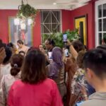 Dewi Lestari Instagram – Ini bukber paling goks, sih. Gimana nggak? Puluhan penyanyi berbagai genre dikumpulin, dikasih band se-ciamik @irvanbandjakarta yang bisa bawain segala lagu, sound system uenak dan pas, kelarrr! Jangan lewatkan satu slide pun ya ghaes, karena inilah konser rumahan ter-epic yawlaaa! 🔥

Terima kasih atas suguhan dan kehangatan all out dari sang tuan rumah, Mbak @yunishara36. Bahagia sekali bisa berkumpul dengan kawan-kawan biduan & biduanita. Nggak tahu kapan lagi bisa nyanyi bareng selepas dan sehepi ini ❤️

You are all amazing! 🔥