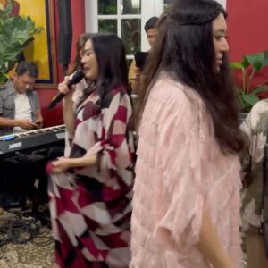 Dewi Lestari Instagram - Ini bukber paling goks, sih. Gimana nggak? Puluhan penyanyi berbagai genre dikumpulin, dikasih band se-ciamik @irvanbandjakarta yang bisa bawain segala lagu, sound system uenak dan pas, kelarrr! Jangan lewatkan satu slide pun ya ghaes, karena inilah konser rumahan ter-epic yawlaaa! 🔥

Terima kasih atas suguhan dan kehangatan all out dari sang tuan rumah, Mbak @yunishara36. Bahagia sekali bisa berkumpul dengan kawan-kawan biduan & biduanita. Nggak tahu kapan lagi bisa nyanyi bareng selepas dan sehepi ini ❤️

You are all amazing! 🔥