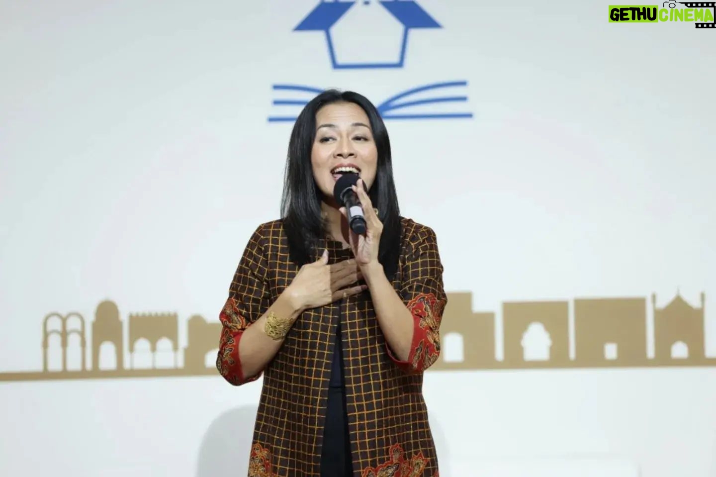 Dewi Lestari Instagram - Indonesia stood out at the Doha International Book Fair (DIBF) 2024, with best-selling author Dewi (Dee) Lestari making a notable appearance. The Indonesian Embassy in Doha proudly present Dee on May 16, marking the first time an Indonesian author has participated as a featured speaker at this prestigious book fair in the Middle East. Held at the Cultural Lounge of DIBF and moderated by Chelsy Gill, the event attracted a large audience, including members of the Indonesian diaspora in Qatar and international visitors from across the Middle East. In the discussion titled "The Contemporary Landscape of Indonesian Literature”, Dee talked about significant topics in Indonesian literature, such as the book industry, issues of book piracy, and the dynamics of writing. She also highlighted the positive outlook for the literary industry, driven by the increasing number of book fairs and reading and writing festivals. #Inidiplomasi #culturaldiplomacy