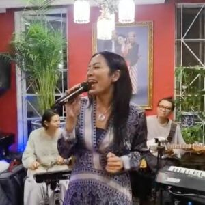 Dewi Lestari Instagram - Ini bukber paling goks, sih. Gimana nggak? Puluhan penyanyi berbagai genre dikumpulin, dikasih band se-ciamik @irvanbandjakarta yang bisa bawain segala lagu, sound system uenak dan pas, kelarrr! Jangan lewatkan satu slide pun ya ghaes, karena inilah konser rumahan ter-epic yawlaaa! 🔥

Terima kasih atas suguhan dan kehangatan all out dari sang tuan rumah, Mbak @yunishara36. Bahagia sekali bisa berkumpul dengan kawan-kawan biduan & biduanita. Nggak tahu kapan lagi bisa nyanyi bareng selepas dan sehepi ini ❤️

You are all amazing! 🔥