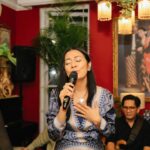 Dewi Lestari Instagram – Ini bukber paling goks, sih. Gimana nggak? Puluhan penyanyi berbagai genre dikumpulin, dikasih band se-ciamik @irvanbandjakarta yang bisa bawain segala lagu, sound system uenak dan pas, kelarrr! Jangan lewatkan satu slide pun ya ghaes, karena inilah konser rumahan ter-epic yawlaaa! 🔥

Terima kasih atas suguhan dan kehangatan all out dari sang tuan rumah, Mbak @yunishara36. Bahagia sekali bisa berkumpul dengan kawan-kawan biduan & biduanita. Nggak tahu kapan lagi bisa nyanyi bareng selepas dan sehepi ini ❤️

You are all amazing! 🔥