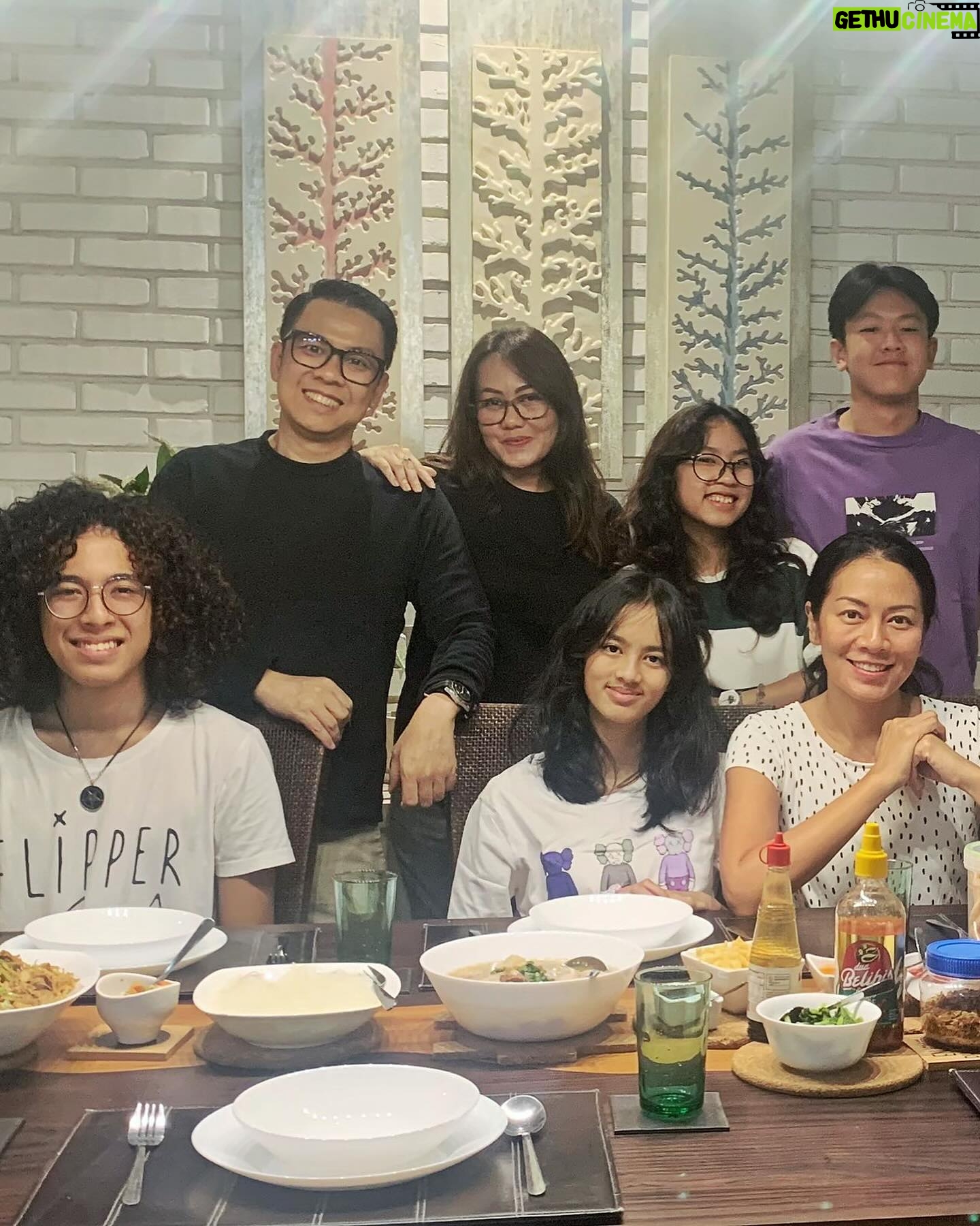 Dewi Lestari Instagram - Setelah tahunan saling mengenal sekilas pintas, baru tahun lalulah, ketika saya sedang promo single “Berduka” lalu diundang menjadi bintang tamu di kanal podcast-nya, Roov, saya berkesempatan mengenal Hilbram Dunar dengan lebih baik. Ternyata anak-anak kami berteman karib. We then had a chance to invite The Dunars for dinner at home. Keluarga kami ada kemiripannya, mulai dari usia kami yang tak beda jauh, usia anak-anak kami, dan jumlah anak yang sama-sama dua, cowok dan cewek. My heart broke when I heard the news that Hilbram Dunar had passed away. Like Reza, he also left at a young age. My prayers for Denny, Via, dan Ranu. Kiranya kenangan dan cinta kasih beliau menjadi nyala lilin yang dapat menerangi pada hari-hari tergelap. I will always remember Hilbram Dunar as this warm personality, a loving family man, and a passionate professional who were dedicated in his work and art. So long, Hilbram. Have a peaceful journey, my friend. #HilbramDunar