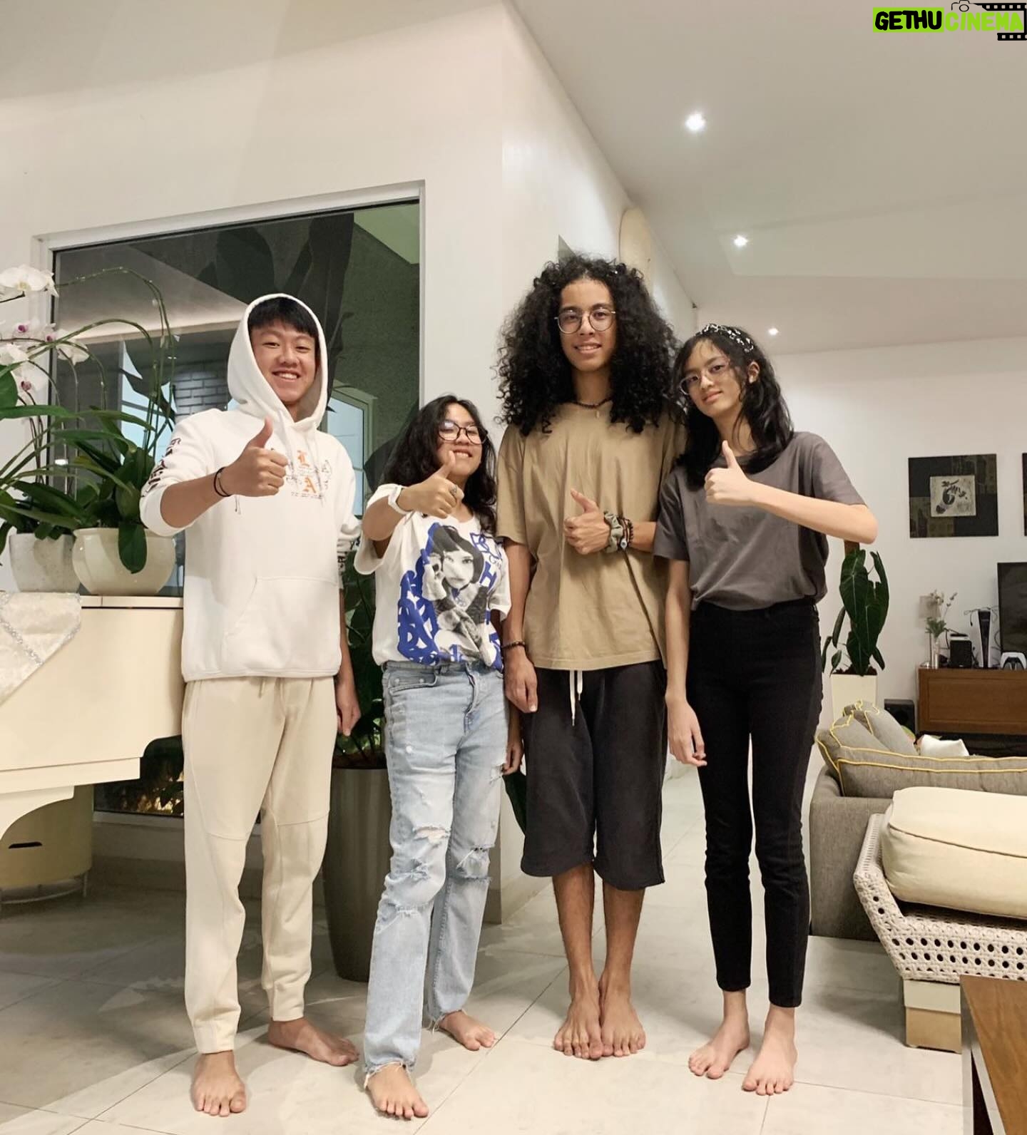 Dewi Lestari Instagram - Setelah tahunan saling mengenal sekilas pintas, baru tahun lalulah, ketika saya sedang promo single “Berduka” lalu diundang menjadi bintang tamu di kanal podcast-nya, Roov, saya berkesempatan mengenal Hilbram Dunar dengan lebih baik. Ternyata anak-anak kami berteman karib. We then had a chance to invite The Dunars for dinner at home. Keluarga kami ada kemiripannya, mulai dari usia kami yang tak beda jauh, usia anak-anak kami, dan jumlah anak yang sama-sama dua, cowok dan cewek. My heart broke when I heard the news that Hilbram Dunar had passed away. Like Reza, he also left at a young age. My prayers for Denny, Via, dan Ranu. Kiranya kenangan dan cinta kasih beliau menjadi nyala lilin yang dapat menerangi pada hari-hari tergelap. I will always remember Hilbram Dunar as this warm personality, a loving family man, and a passionate professional who were dedicated in his work and art. So long, Hilbram. Have a peaceful journey, my friend. #HilbramDunar