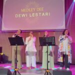 Dewi Lestari Instagram – Rasanya tidak ada yang lebih membahagiakan seorang seniman, ketika karya seninya diapresiasi sedemikian indah, apik, dan luhur, oleh seniman lain. 
Pentas “Sekar Perempuan” akan selalu saya kenang sebagai momen yang membahagiakan dan berharga. Penyemangatku untuk terus berkarya 🥹❤️ Terima kasih sedalamnya Bu @dianhp_music yang telah mengangkat lagu-lagu saya dalam medley cantik, dibawakan oleh para penyanyi perempuan terbaik di negeri ini: sahabatku @sitanursanti, @mirandandrea, @christinemaret, dan @jessicajanuar. 

Makasih juga geng nontonku @ignatiusandylawoffices @ismutia dan @keenahrah untuk hari yang menyenangkan! 

I wish my video snippets can be an adequate representation, but please watch the whole show on YT @indonesia_kaya and enjoy the wholesome performance of these marvelous women. 

PS. yang nyahut “jadi apa?” di slide 6 Itu saya sendiri yak, maap agak merusyak suasyana syahdu 😅🙏

#SekarPerempuan #GaleriIndonesiaKaya #DianHP #SitaNursanti #JessicaJanuar #AndreaMiranda #ChristineTambunan #DeeLestari #Kartini #HariKartini